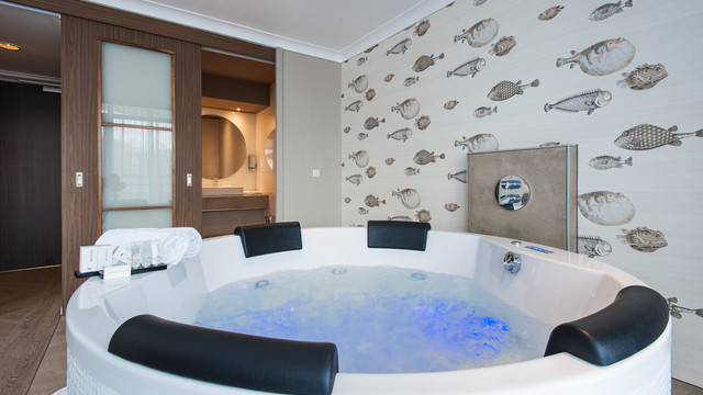 XL Jacuzzi im Zimmer bei Van der Valk Theaterhotel Almelo